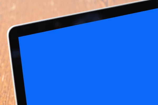 Moderner Laptop auf strukturiertem Holztisch Detailansicht — Stockfoto