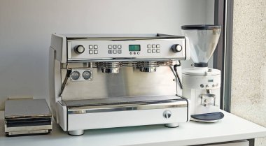 Espresso makinesi ve boş elektrikli öğütücü