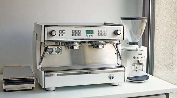 Máquina de café expresso e moedor elétrico vazio — Fotografia de Stock