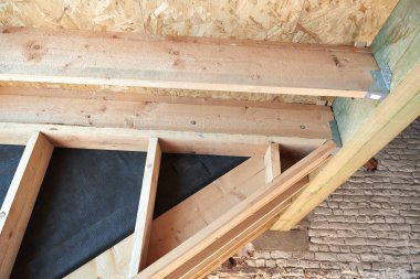 İnşaat ve tadilat aşamasındaki balkon için tavan arası çerçevesi