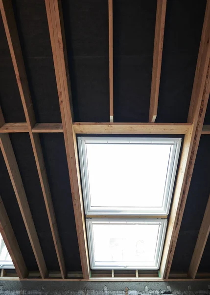 Finestre soffitta e soffitto in casa ristrutturata in costruzione — Foto Stock