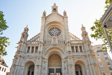 Güneşli bir sabah günü St Catherine kilisenin ön tarafında