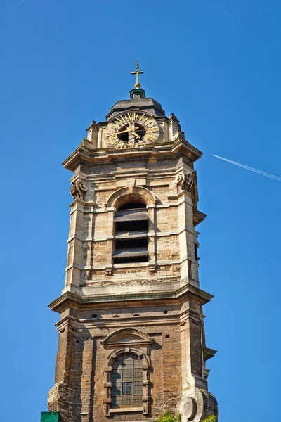 İtalyan tarzı campanile ve Brüksel, Belçika bir saat — Stok fotoğraf