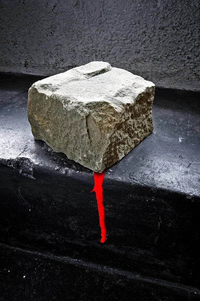 Kan damlası ile merdivenlerde boş döşeli taş — Stok fotoğraf