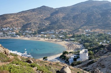 Temiz bir turistik Yunan plajında tepeden üst görünümü 