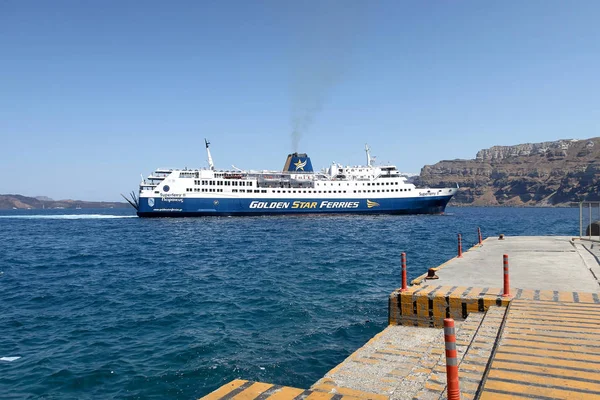 Superferry II båt Golden Star förbereder dockning — Stockfoto