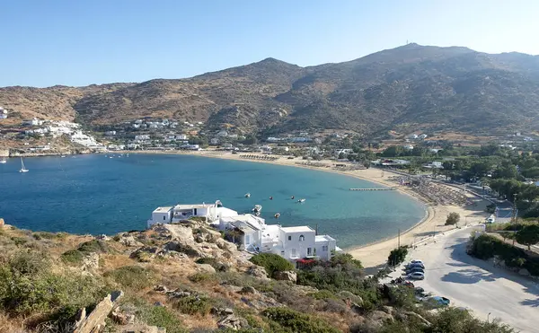 Temiz bir turistik Yunan plajında tepeden üst görünümü 