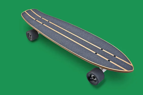 Деревянная скейтборд изолирован на зеленом фоне с обрезкой — стоковое фото