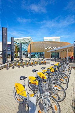 Kiralık Bisiklet Dock Bruxsel ana girişinde stokunun