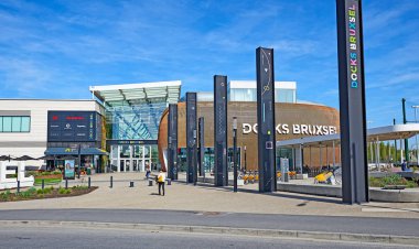 Güneşli bahar günü Dock Bruxsel ana girişinde