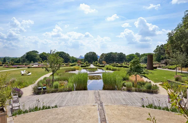 Общественный сад под названием "les jardins du fleuriste" или Stuyvenberg n — стоковое фото