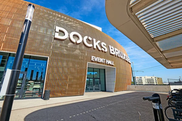 Kijk op het logo van Docks Bruxsel Main ingang evenementenhal — Stockfoto