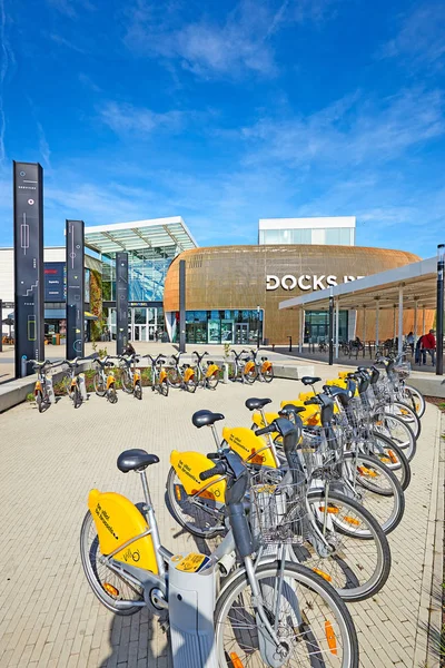 在码头 Bruxsel 主入口租用自行车的存货 免版税图库照片