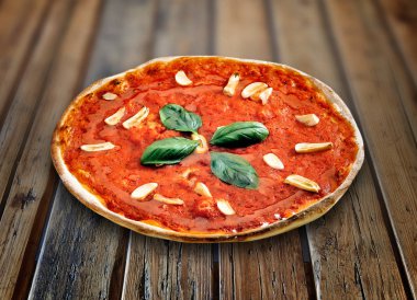 Marinara pizzası ahşap bir masada.