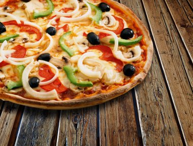 Dokulu ahşap bir masada pizza.