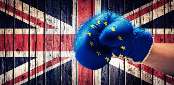 Europa zertrümmerte Boxhandschuhe mit Armkonzept für den Brexit — Stockfoto