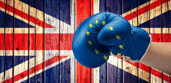 Gants de boxe flageolés Europe avec concept d'accoudoirs pour Brexit — Photo