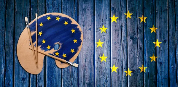 Paleta de artistas de madeira carregada com bandeira europeia — Fotografia de Stock