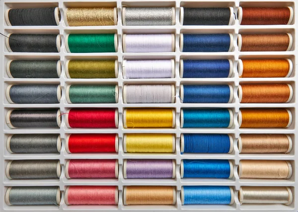 Hilos de costura multicolor fondo primer plano —  Fotos de Stock