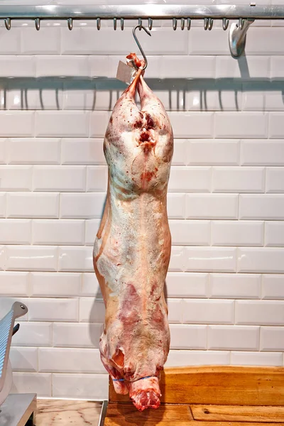 Una espléndida pieza de carne fresca irlandesa colgando — Foto de Stock