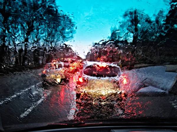 在雨和风暴的抽象背景下开车 — 图库照片