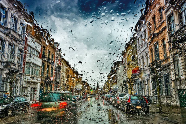 风暴期间带雨滴的汽车挡风玻璃和模糊的雪橇 — 图库照片