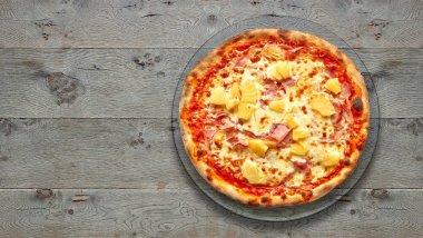 Havai pizzalı ahşap masa..