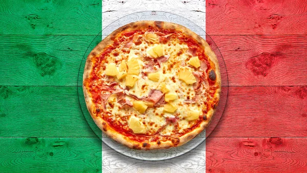 Italia mesa de madera con banderas Hawai pizza en plato . —  Fotos de Stock