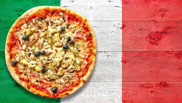 Italien gekennzeichneter Holztisch mit Pizza der vier Jahreszeiten. — Stockfoto