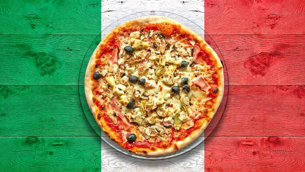 Italien beflaggter Holztisch mit Pizza der vier Jahreszeiten auf Teller. — Stockfoto