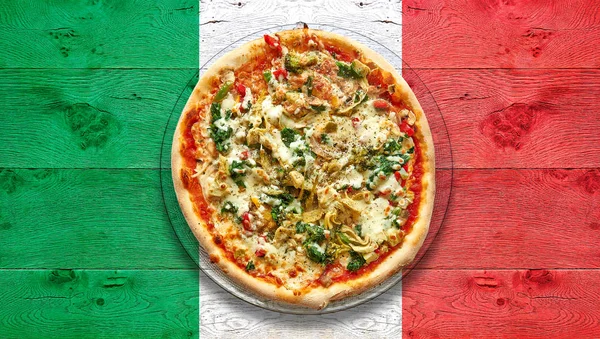 Italien beflaggter Holztisch mit vegetarischer Pizza auf Teller. — Stockfoto