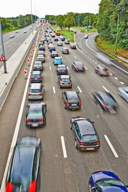 Bertem yonca yaprağında sıkışmış bir sürü araba var, E40 otoyolunda.