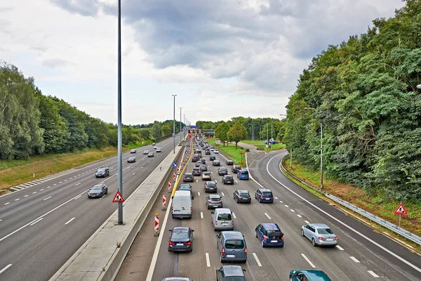 Lots of car stucked in Bertem cloverleaf, on the highway E40, Be — Stock Photo, Image