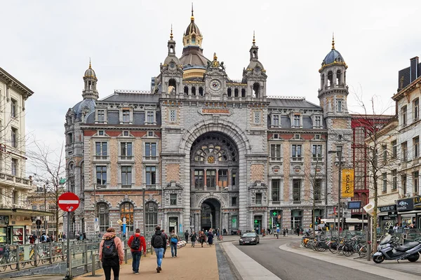 People at front of the Side entrance of the Central station from — Stock Photo, Image