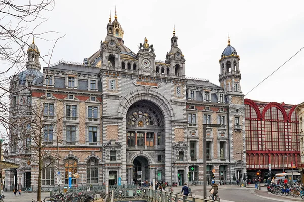 People at front of the Side entrance of the Central station from — Stock Photo, Image