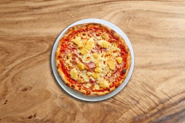 Muhteşem ahşap arka planda nefis Hawaii pizzası