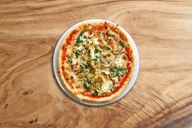 Muhteşem ahşap arka planda lezzetli vejetaryen pizzası.