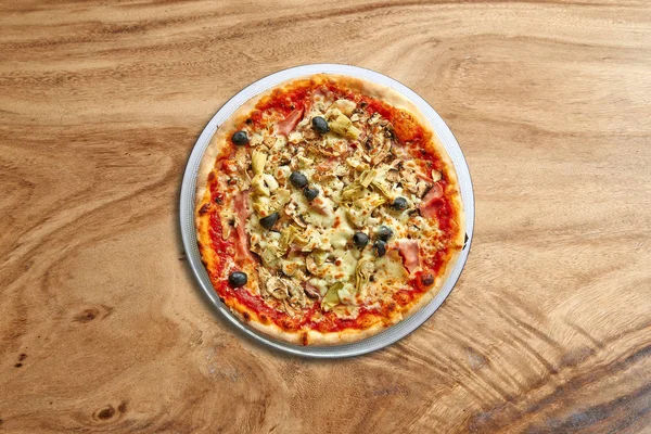 Deliciosa pizza Four Seasons em esplêndido fundo de madeira — Fotografia de Stock