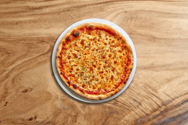 精美的Margherita披萨，木制背景极好 免版税图库图片