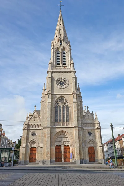 Недавно отремонтированная церковь Святого Серватия в Ширбеке, Брюссель — стоковое фото