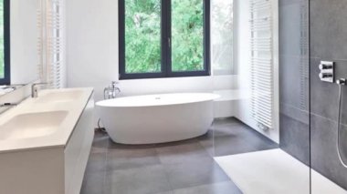 Corian, musluk ve duş Bahçe doğru windows ile döşenmiş Banyoda küvet