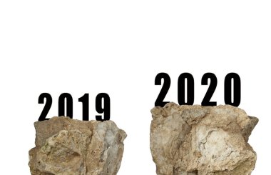 Yeni yıl için beyaz zemin üzerinde yüzen büyük kaya 