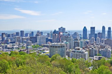 Montreal, Quebec, Kanada 'dan Skyline Panorama. Şehrin yukarısındaki Royal Dağı 'ndan ateş edildi..