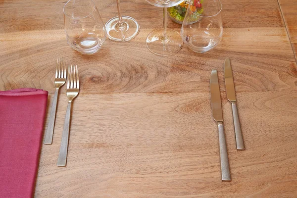 茶色の木製テーブルの上に銀器のセットとブランクスペース — ストック写真