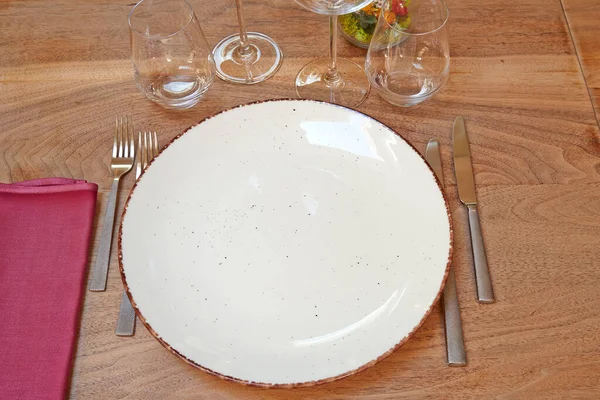 Blanco Witte Plaat Met Set Zilverwerk Bruine Houten Tafel — Stockfoto