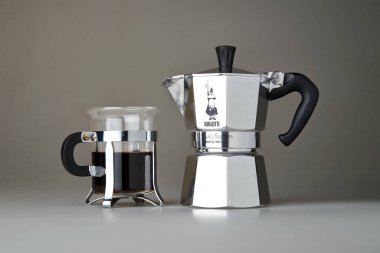 Brüksel, Belçika - 09 Ağustos 2020: Bialetti fırınının tepesindeki moka demlik kahve makinesi. Bialetti, bir İtalyan şirketi, bu tasarımı 1933 'te yarattı ve o zamandan beri pek değiştirmedi..