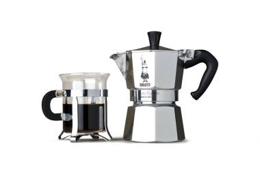 Brüksel, Belçika - 09 Ağustos 2020: Bialetti ocak üstü moka demlik kahve makinesi beyaza izole edildi. Bialetti, bir İtalyan şirketi, bu tasarımı 1933 'te yarattı ve o zamandan beri pek değiştirmedi..