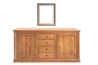 Boş çerçeve desenli duvarda ve ahşap zeminde ahşap şifonyer