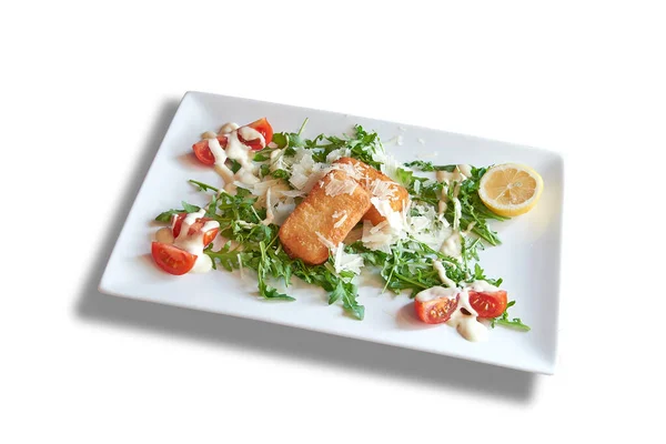 Assiette Blanche Aux Crevettes Croquettes Fromage Sur Tomate Salade Isolé — Photo