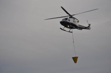 Helikopter uçuş insanları kurtarmak